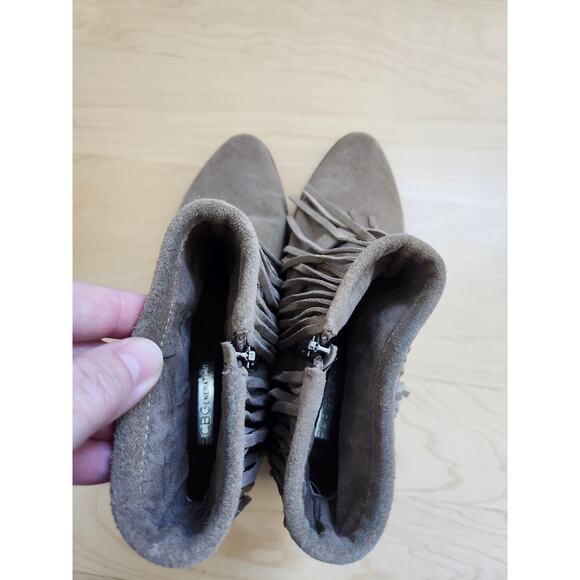 BCBG Generation Women's Size 6.5 Ankle Boots Zip Suede Tan Beige Fringe Booties - Picture 8 of 8